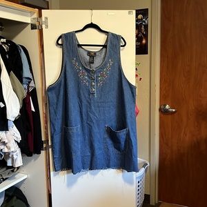 5/25🔥 Embroidered raw-hem denim dress